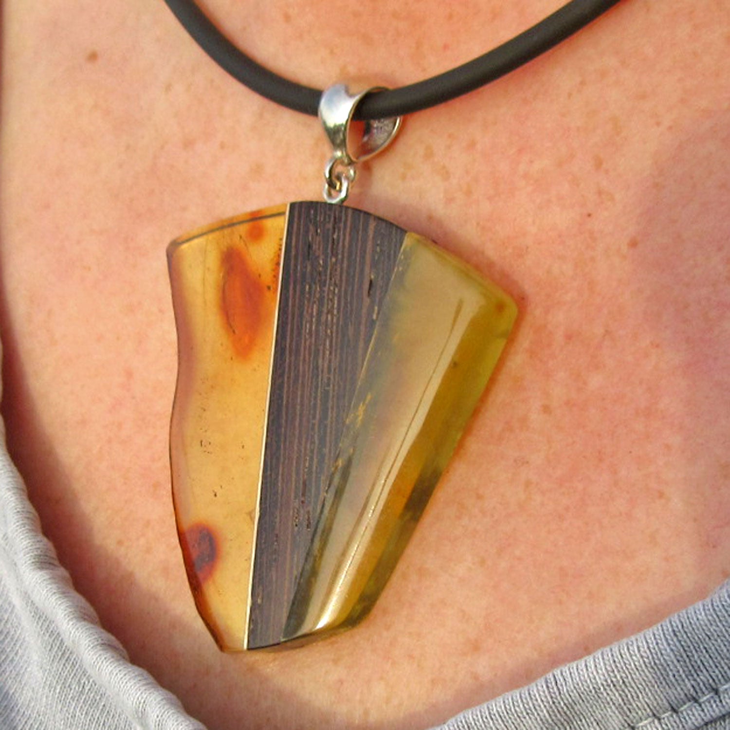 Einzelstück: Anhänger aus Bernstein und Holz mit Silber