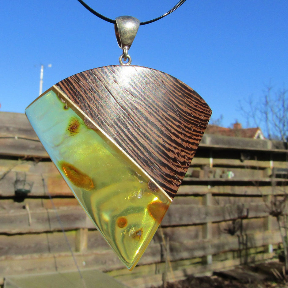 Dreieckiger Anhänger aus Holz und Bernstein, Einzelstück