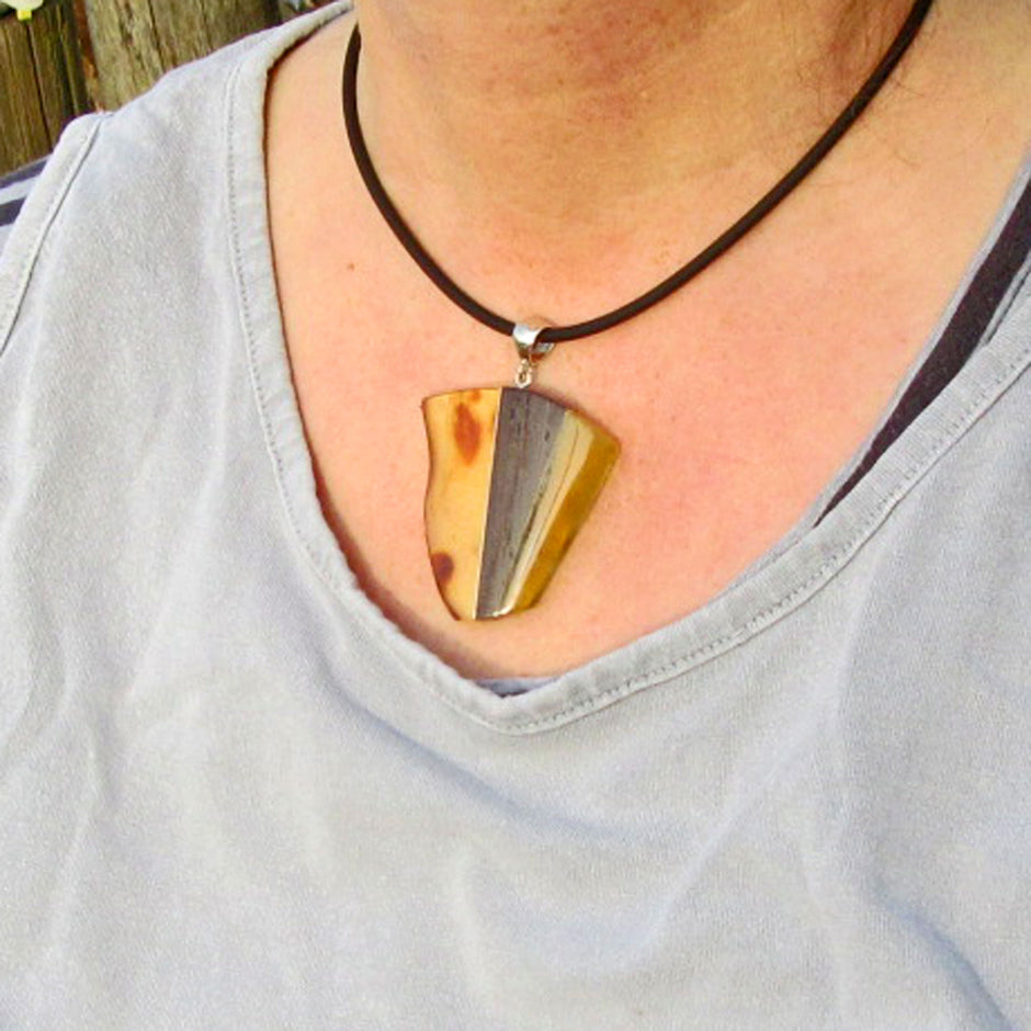 Einzelstück: Anhänger aus Bernstein und Holz mit Silber