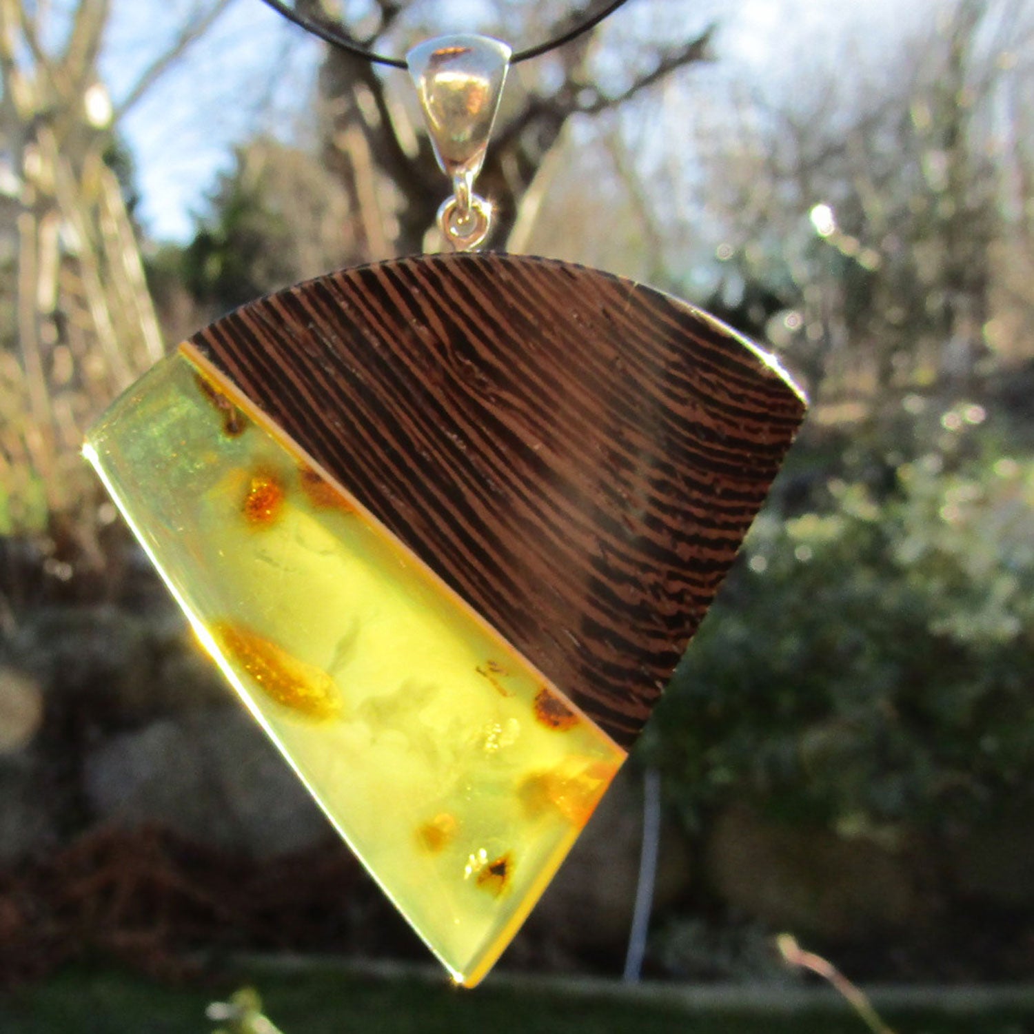 Dreieckiger Anhänger aus Holz und Bernstein, Einzelstück