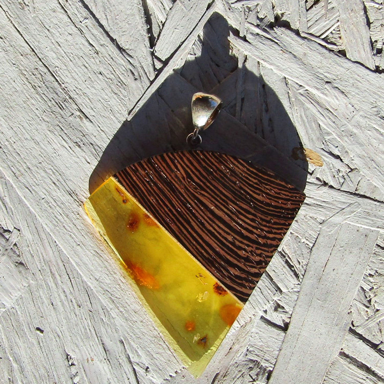 Dreieckiger Anhänger aus Holz und Bernstein, Einzelstück