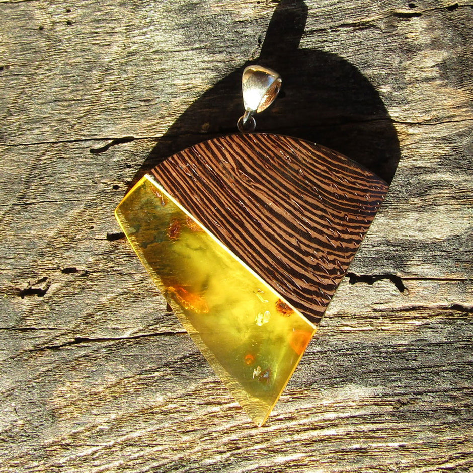 Dreieckiger Anhänger aus Holz und Bernstein, Einzelstück