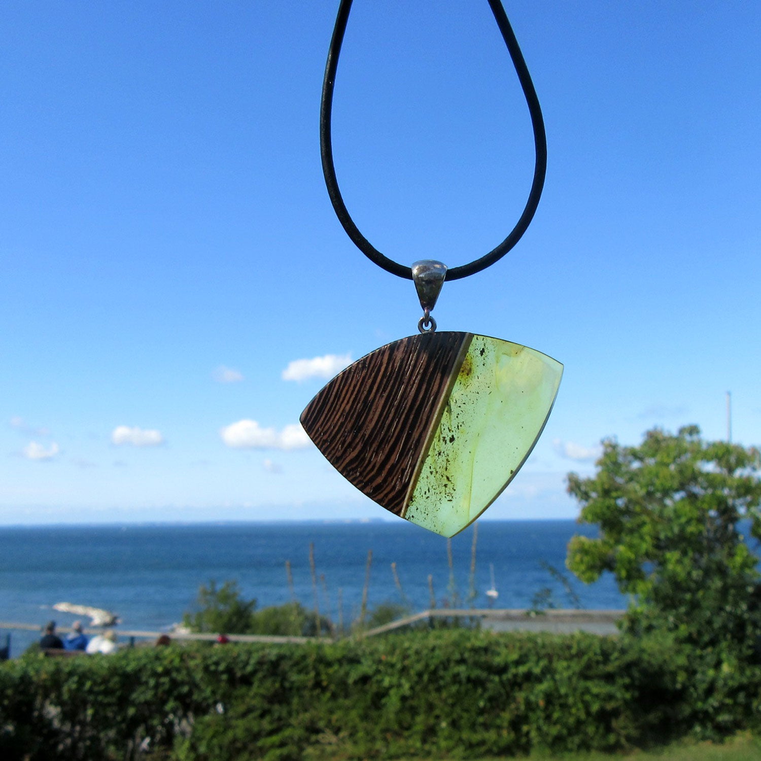 WunderschönerAnhänger aus polierten Holz und Bernstein,EINZELSTÜCK