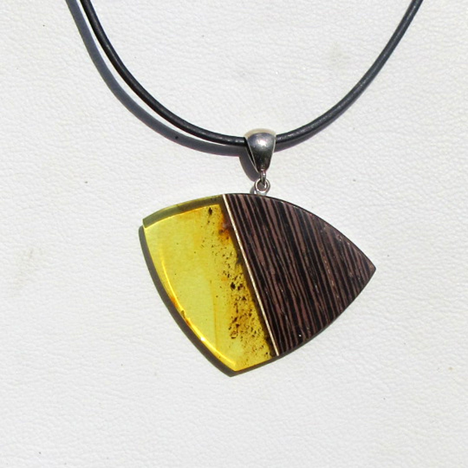 WunderschönerAnhänger aus polierten Holz und Bernstein,EINZELSTÜCK