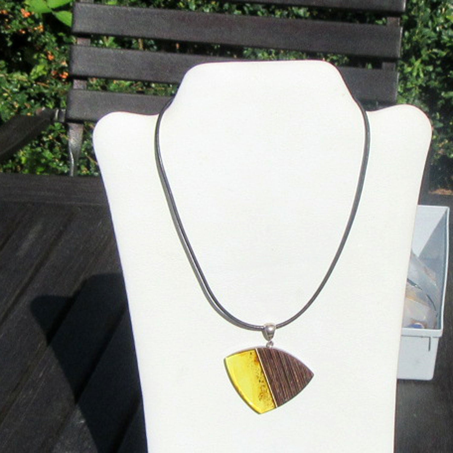 WunderschönerAnhänger aus polierten Holz und Bernstein,EINZELSTÜCK