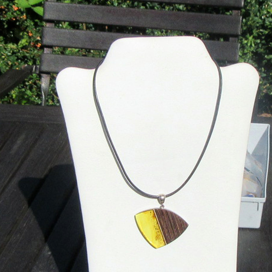 WunderschönerAnhänger aus polierten Holz und Bernstein,EINZELSTÜCK