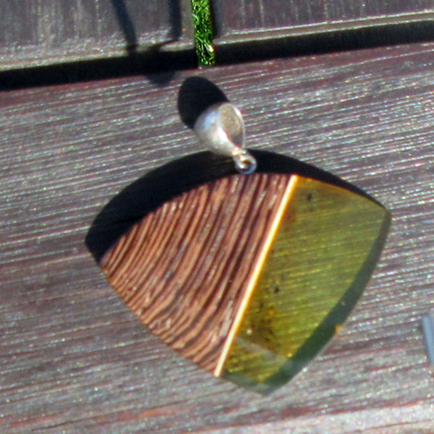 WunderschönerAnhänger aus polierten Holz und Bernstein,EINZELSTÜCK