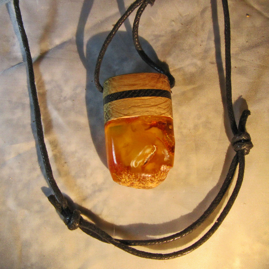 Einzigartiger Anhänger aus poliertem Bernsteinholz