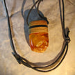 Einzigartiger Anhänger aus poliertem Bernsteinholz