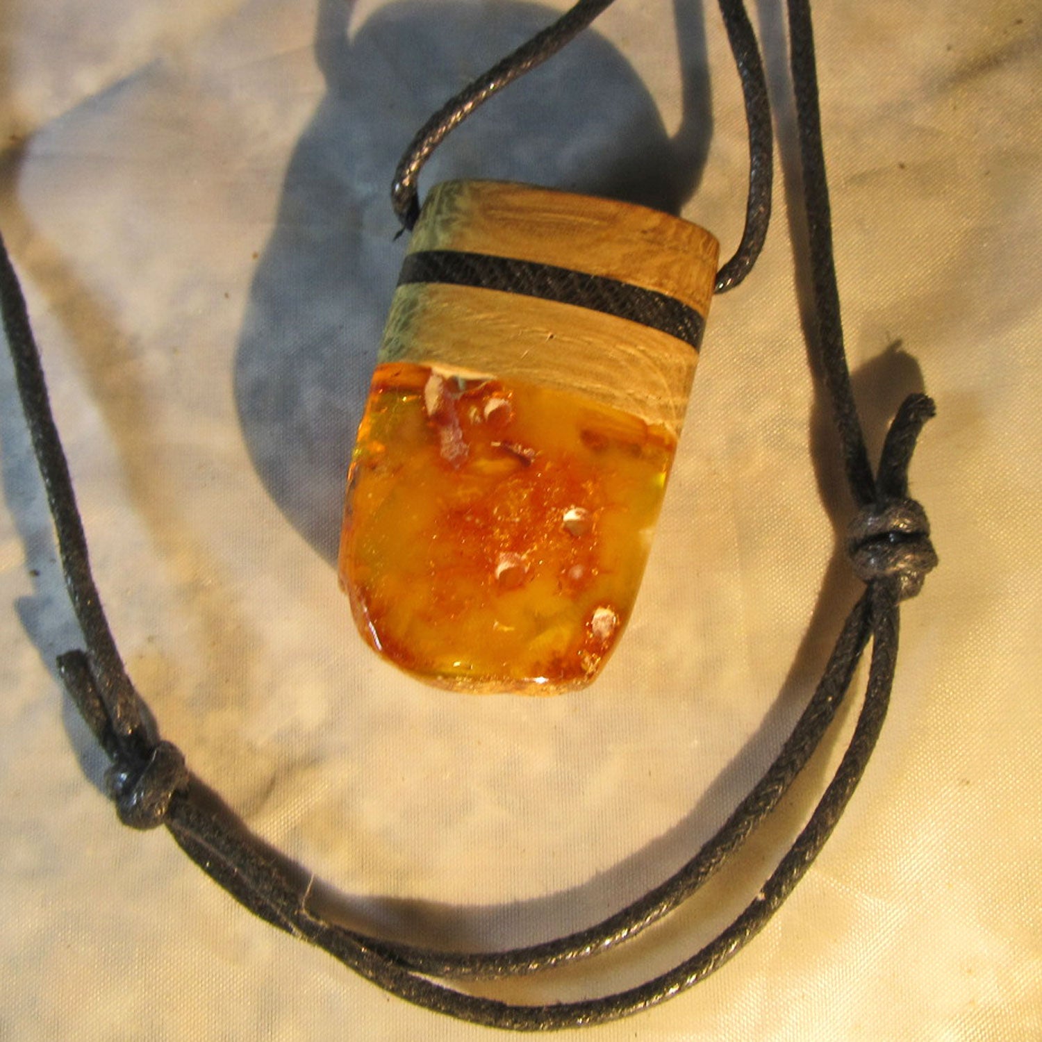 Einzigartiger Anhänger aus poliertem Bernsteinholz