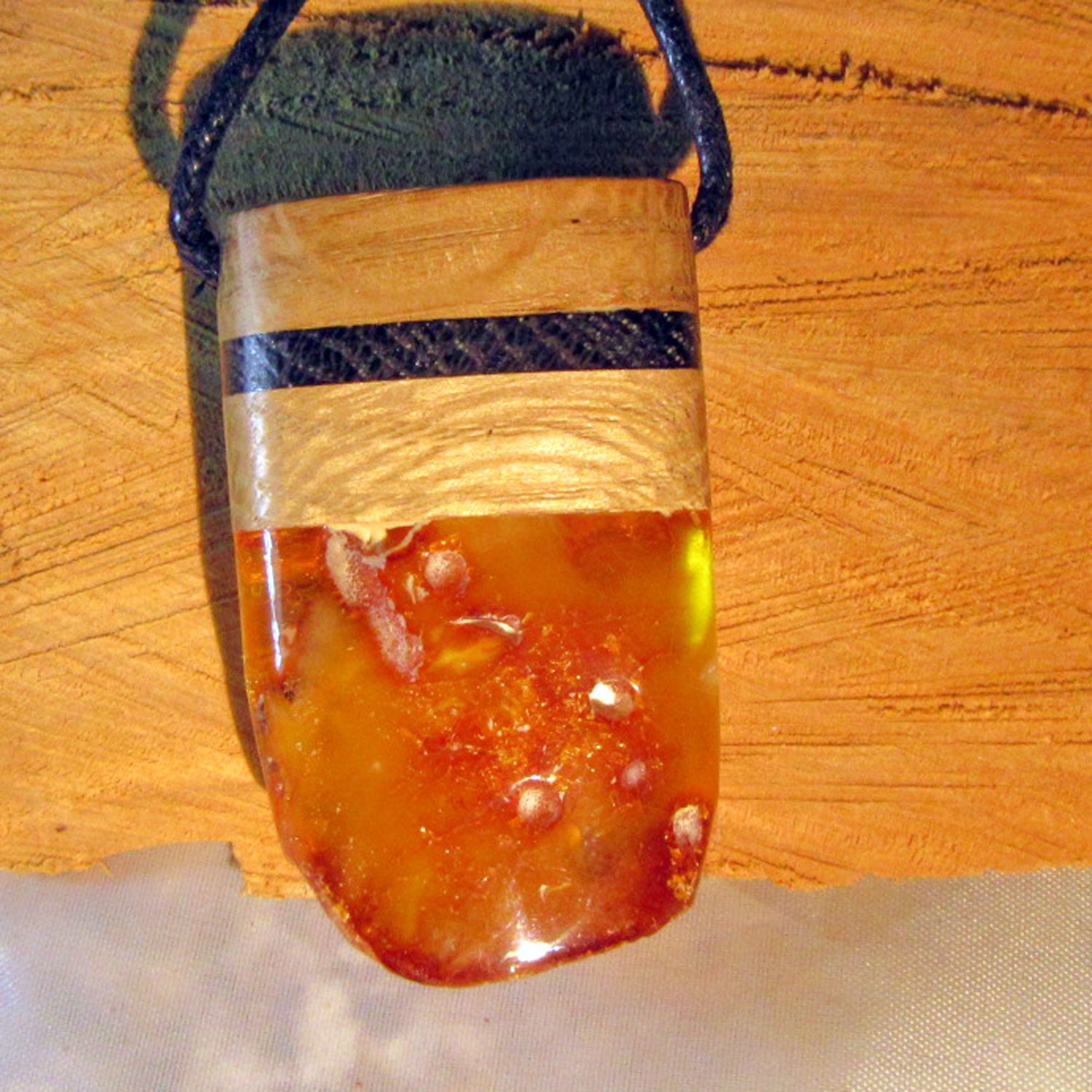 Einzigartiger Anhänger aus poliertem Bernsteinholz