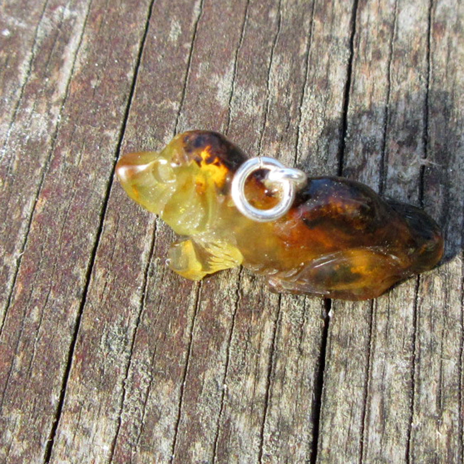 Anhänger Hundewelpe aus Bernstein, handgefertigt und einzigartig