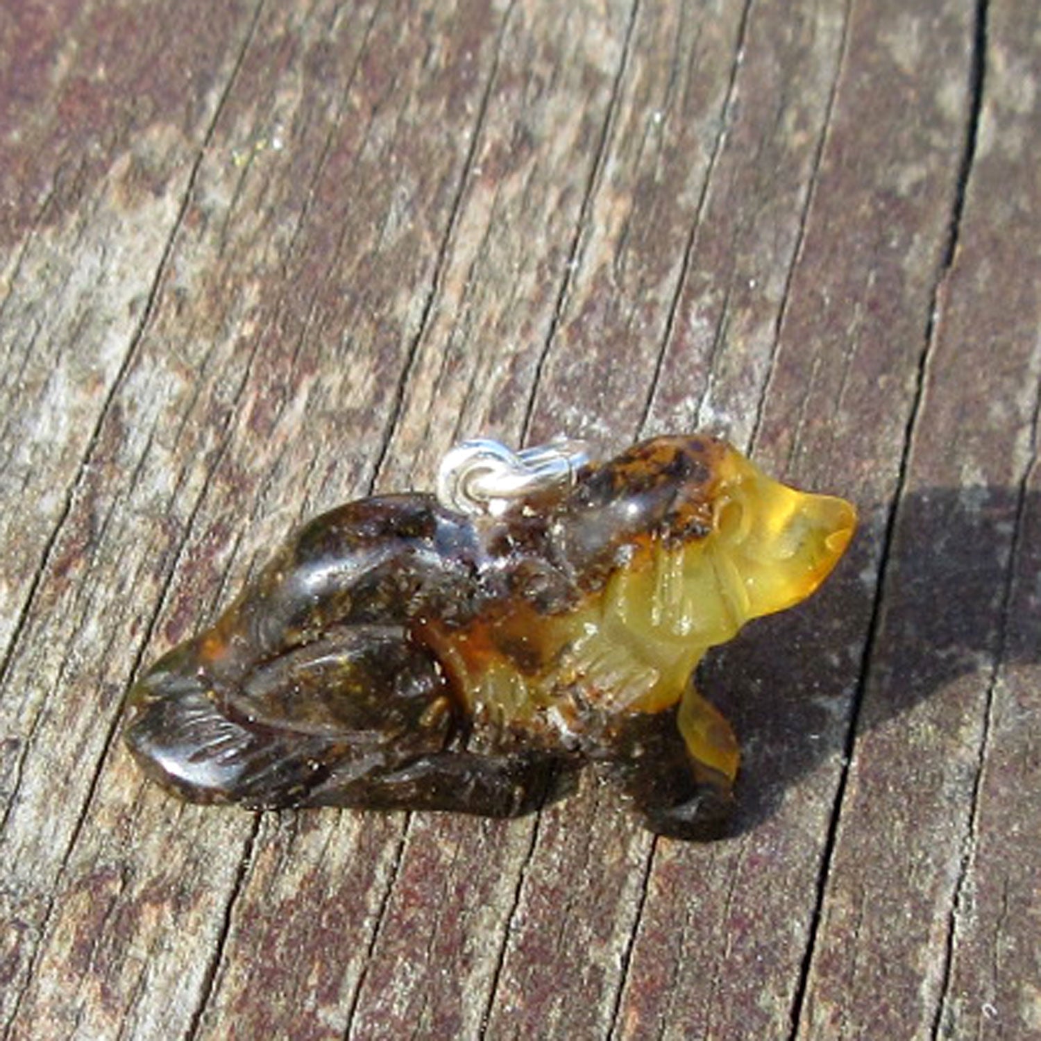 Anhänger Hundewelpe aus Bernstein, handgefertigt und einzigartig