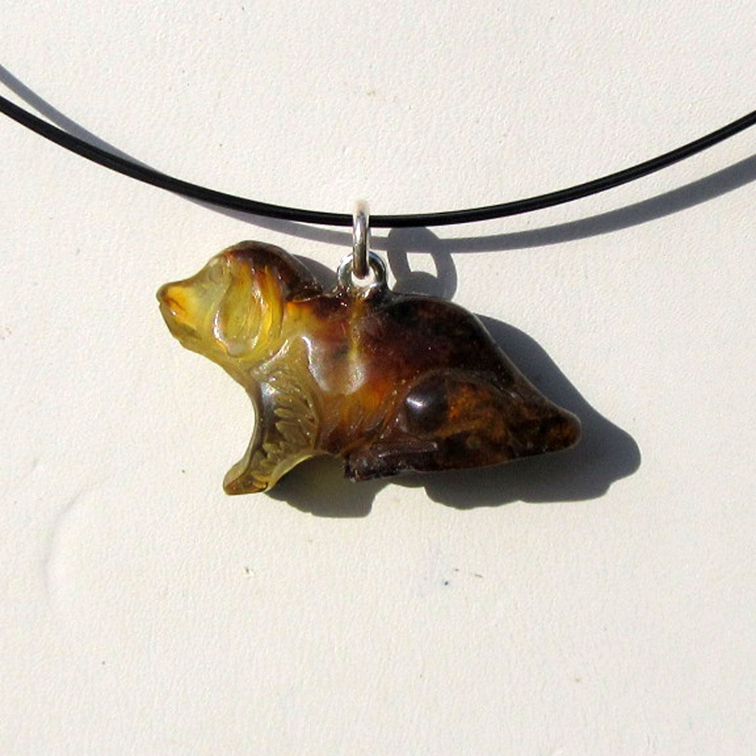 Anhänger Hundewelpe aus Bernstein, handgefertigt und einzigartig