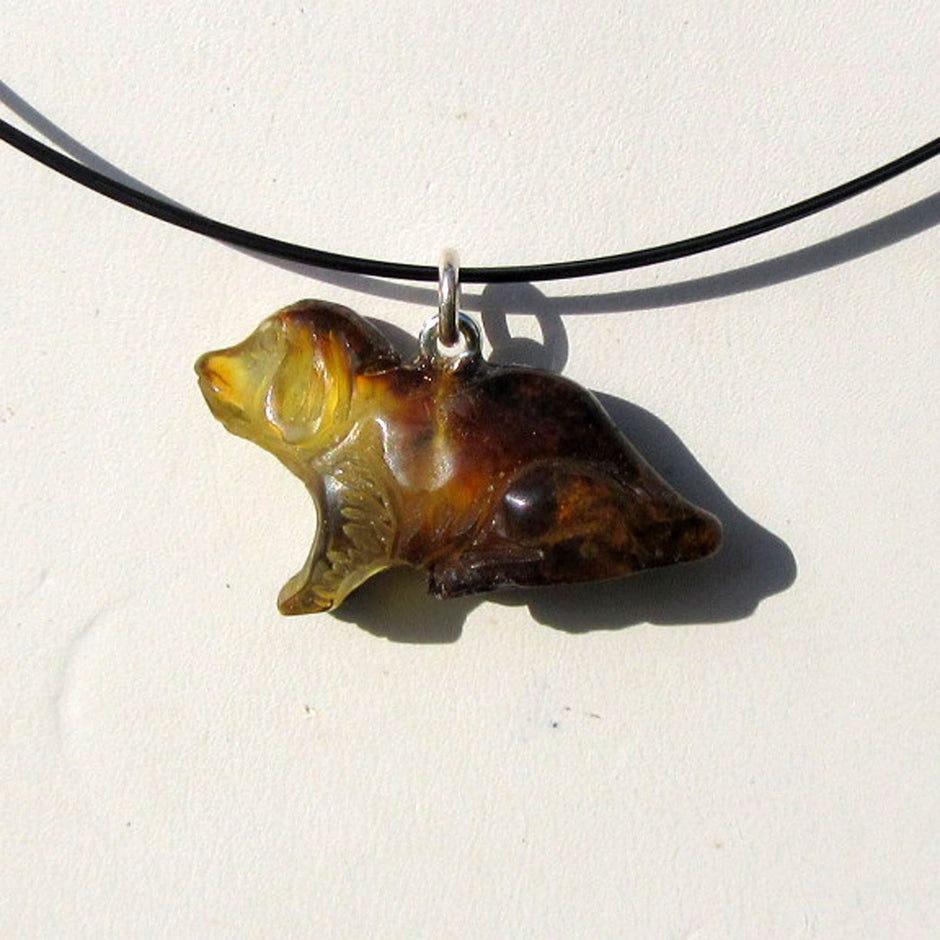 Anhänger Hundewelpe aus Bernstein, handgefertigt und einzigartig