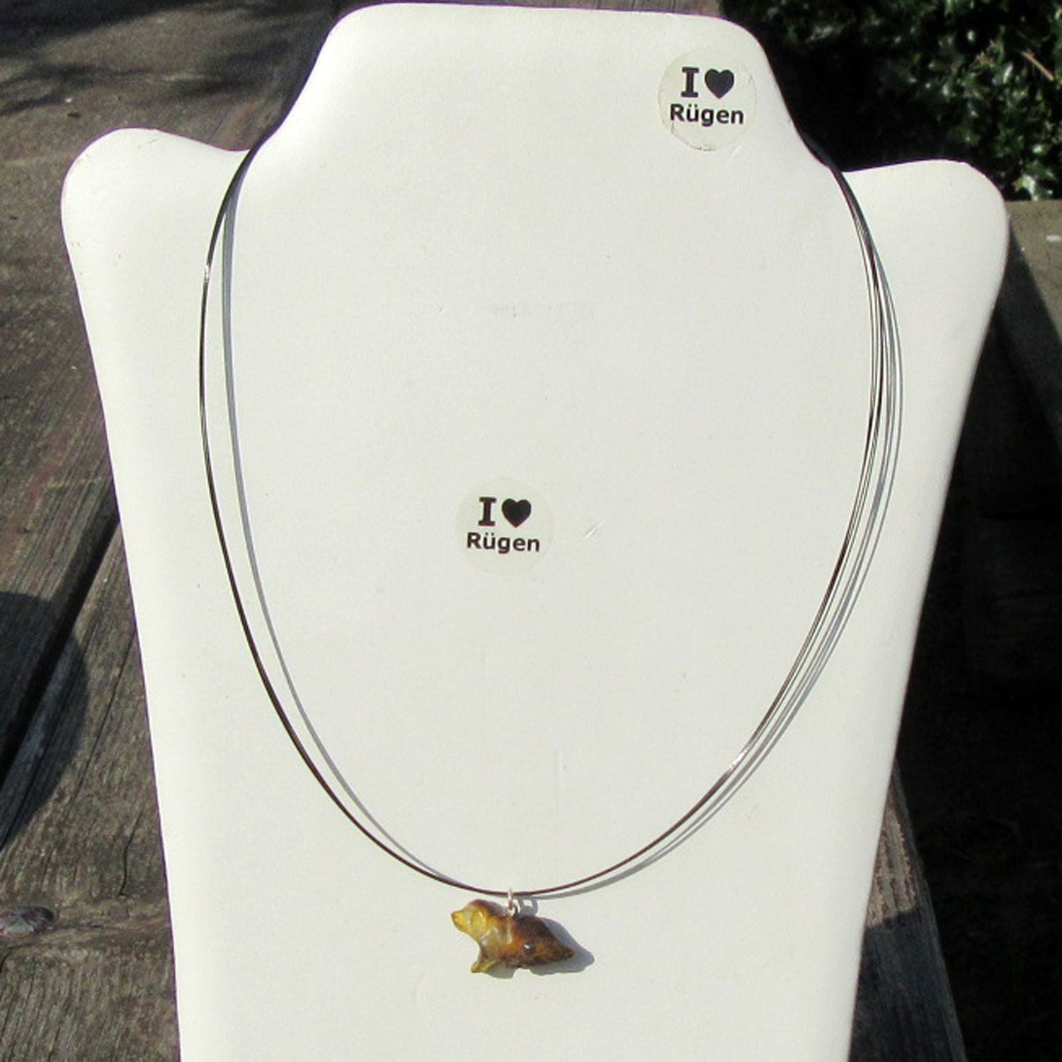 Anhänger Hundewelpe aus Bernstein, handgefertigt und einzigartig