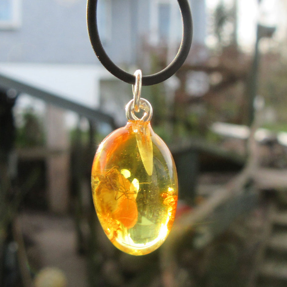 Kleiner Bernsteinanhänger mit Fliegen-Inkluse, Unikat