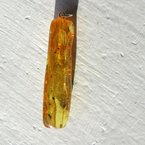 Länglicher Bernstein-Anhänger mit Inklusen von Rügen