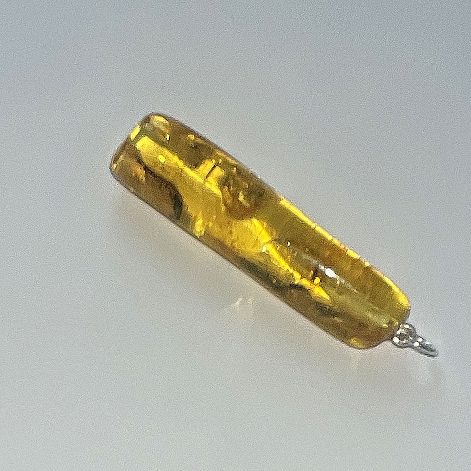 Länglicher Bernstein-Anhänger mit Inklusen von Rügen