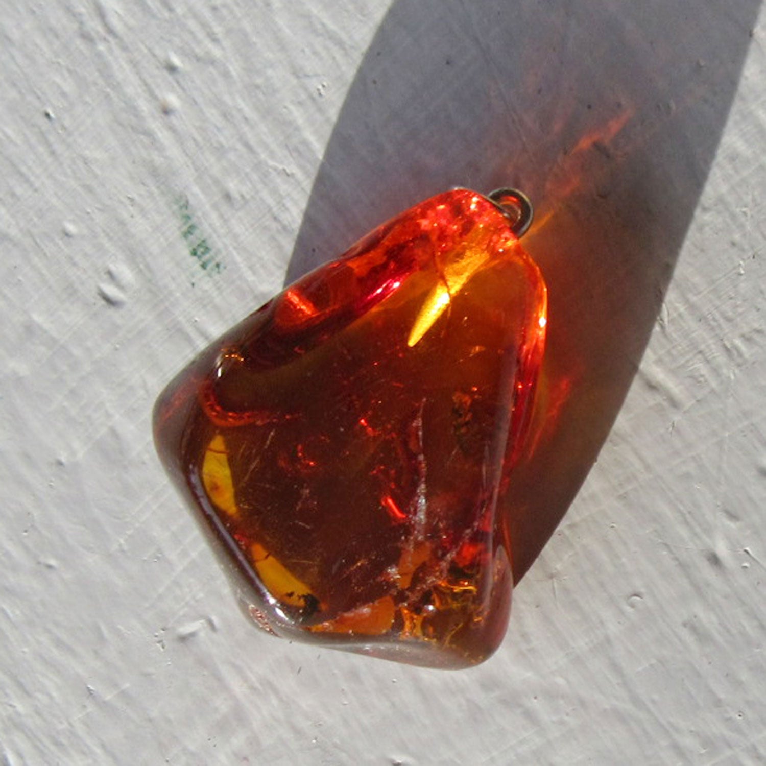 Einzigartiger Bernstein-Anhänger mit Ameisen-Inklusen