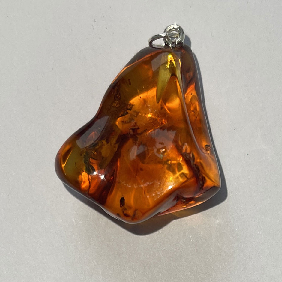 Einzigartiger Bernstein-Anhänger mit Ameisen-Inklusen