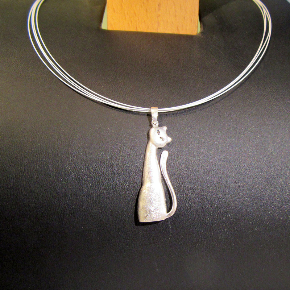 Einzelstück: Anhänger aus gebürstetem Silber in Katzenform