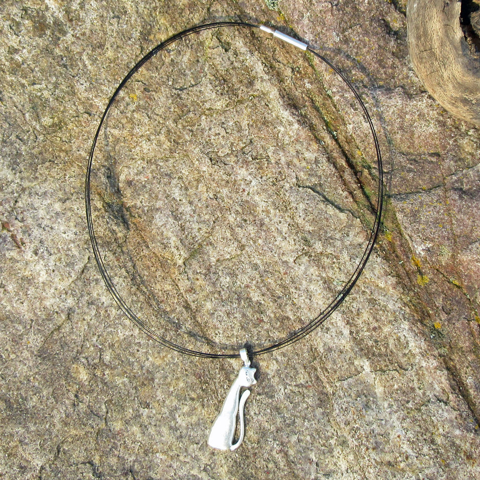 Einzelstück: Anhänger aus gebürstetem Silber in Katzenform