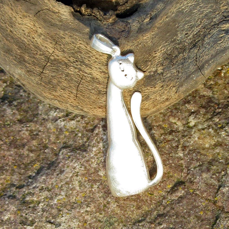 Einzelstück: Anhänger aus gebürstetem Silber in Katzenform