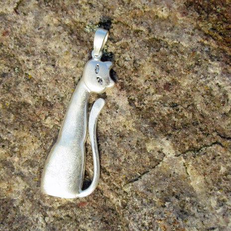 Einzelstück: Anhänger aus gebürstetem Silber in Katzenform