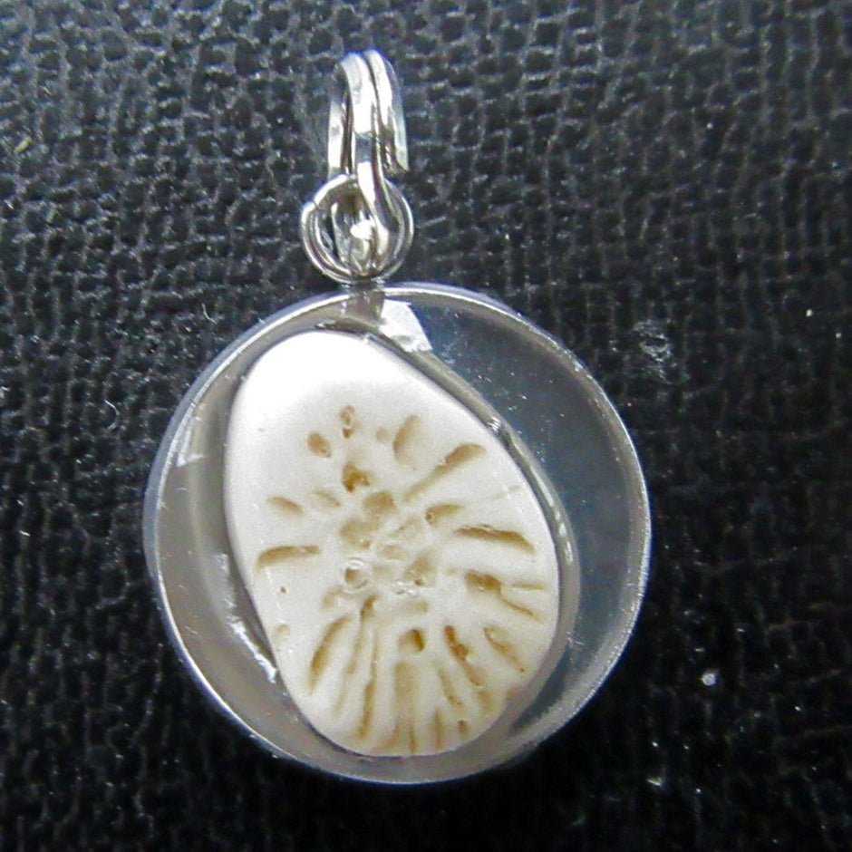 Runder Anhänger mit fossiler Koralle von Rügen