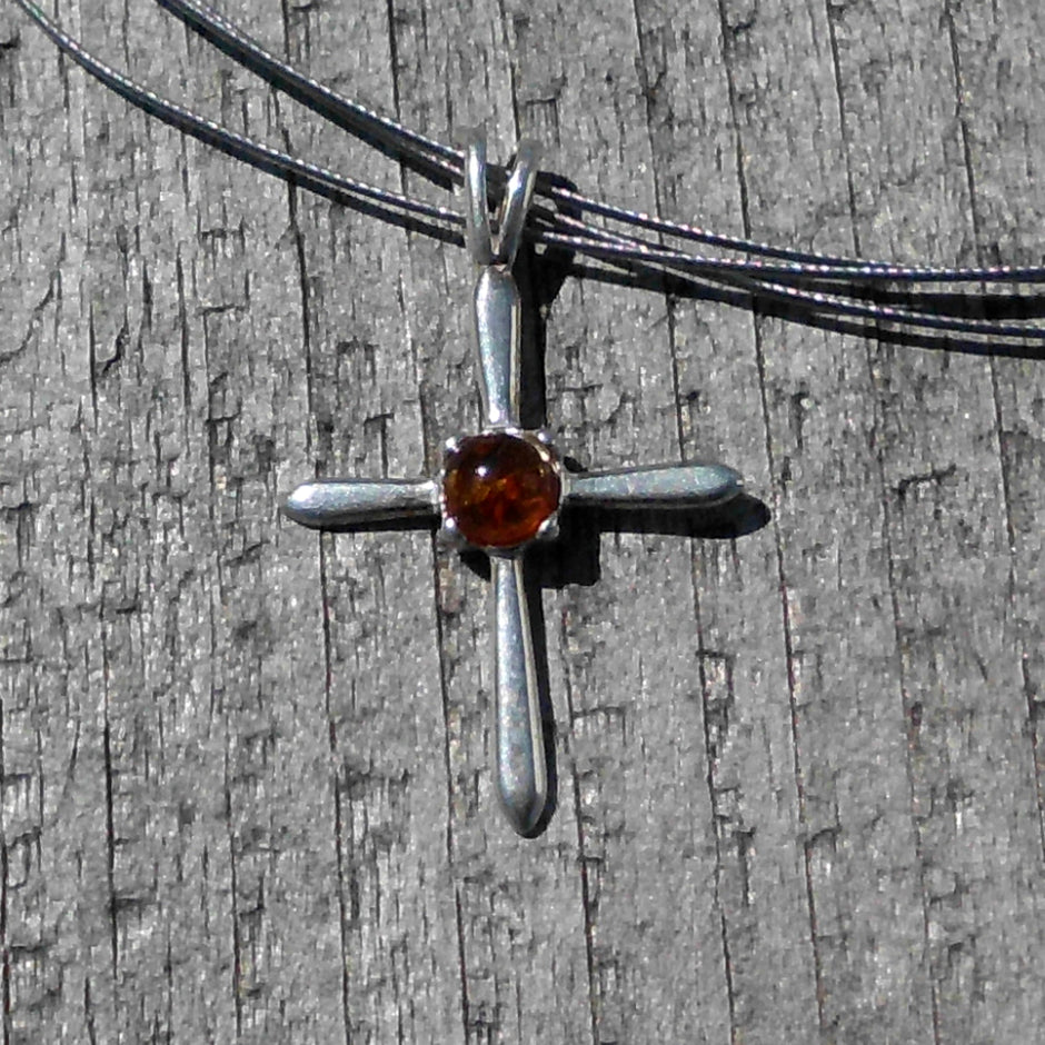 Silberanhänger Kreuz mit Bernstein, einzigartig und handgefertigt