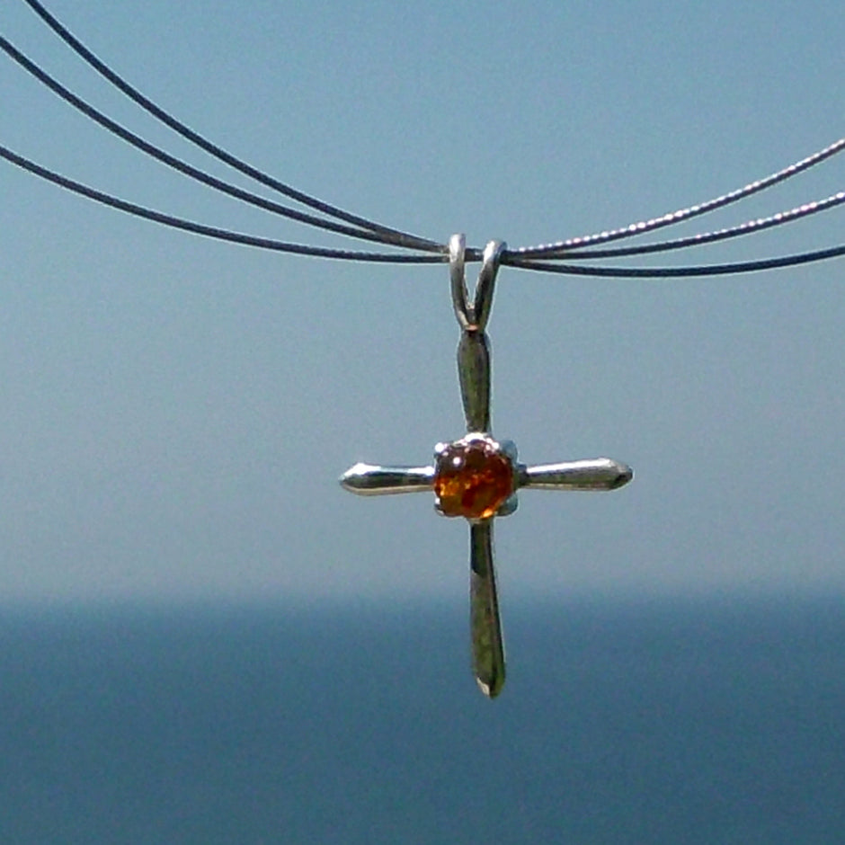 Silberanhänger Kreuz mit Bernstein, einzigartig und handgefertigt
