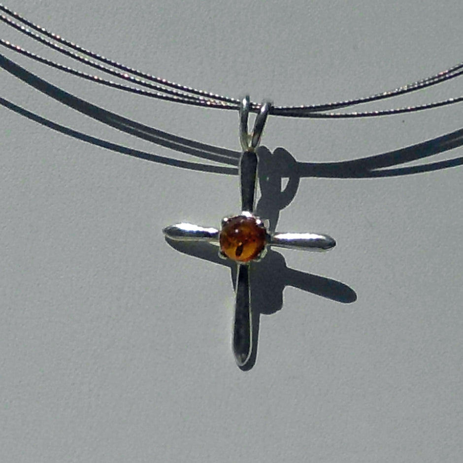 Silberanhänger Kreuz mit Bernstein, einzigartig und handgefertigt