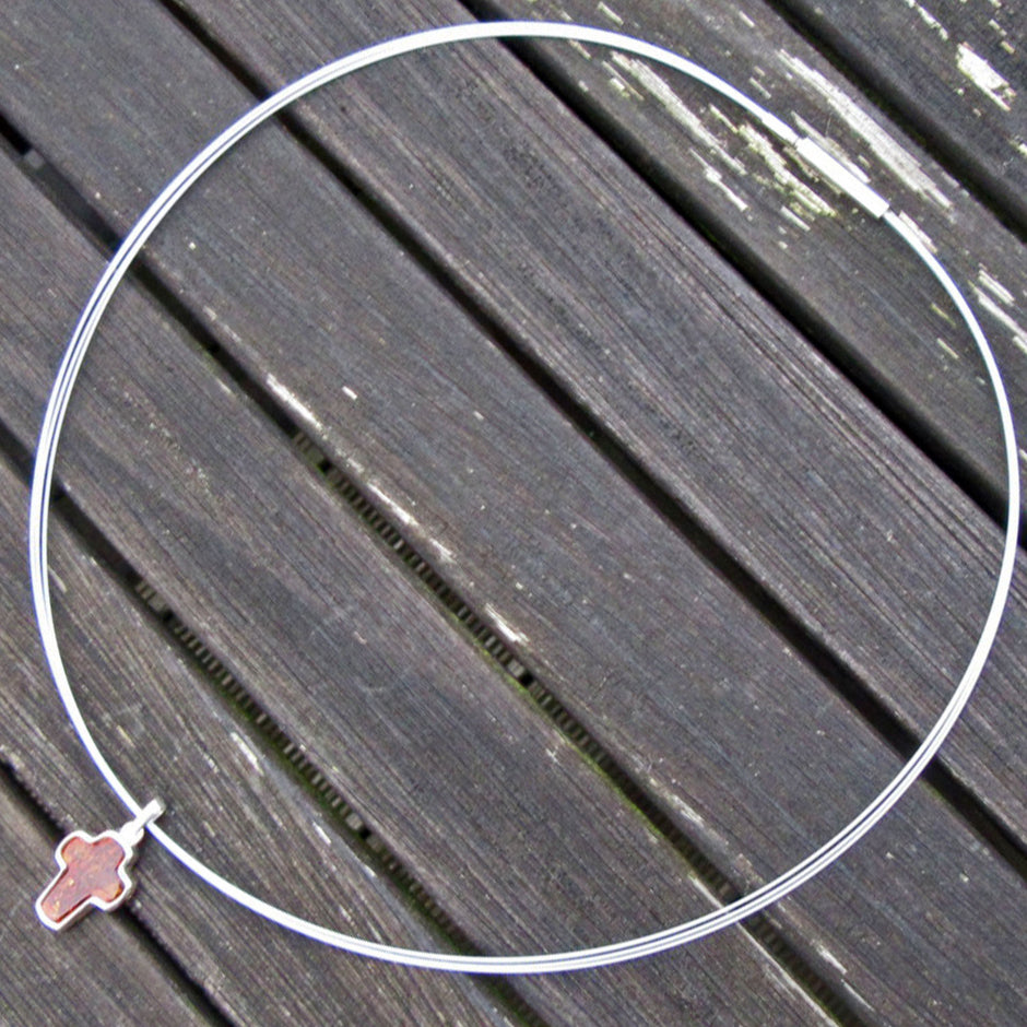 Einzigartiges Bernsteinkreuz in Silber eingefasst