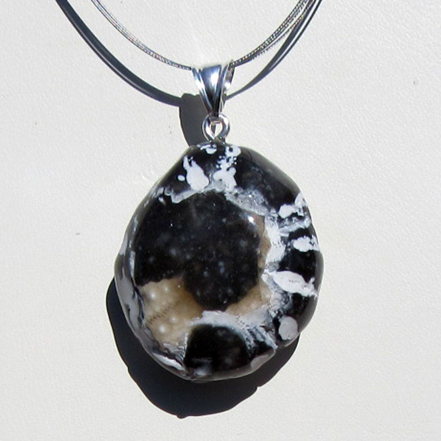 Polierter Kronenseeigelkern aus Feuerstein und Silber