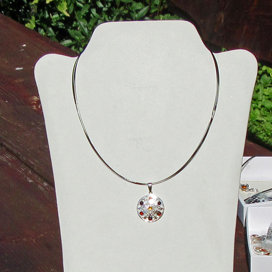 Filigraner Silberanhänger mit kognacfarbenem Bernstein