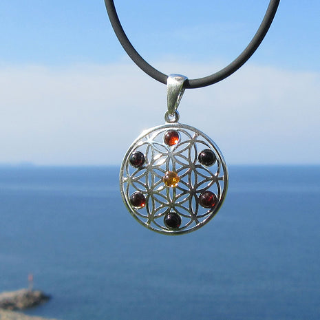 Filigraner Silberanhänger mit kognacfarbenem Bernstein