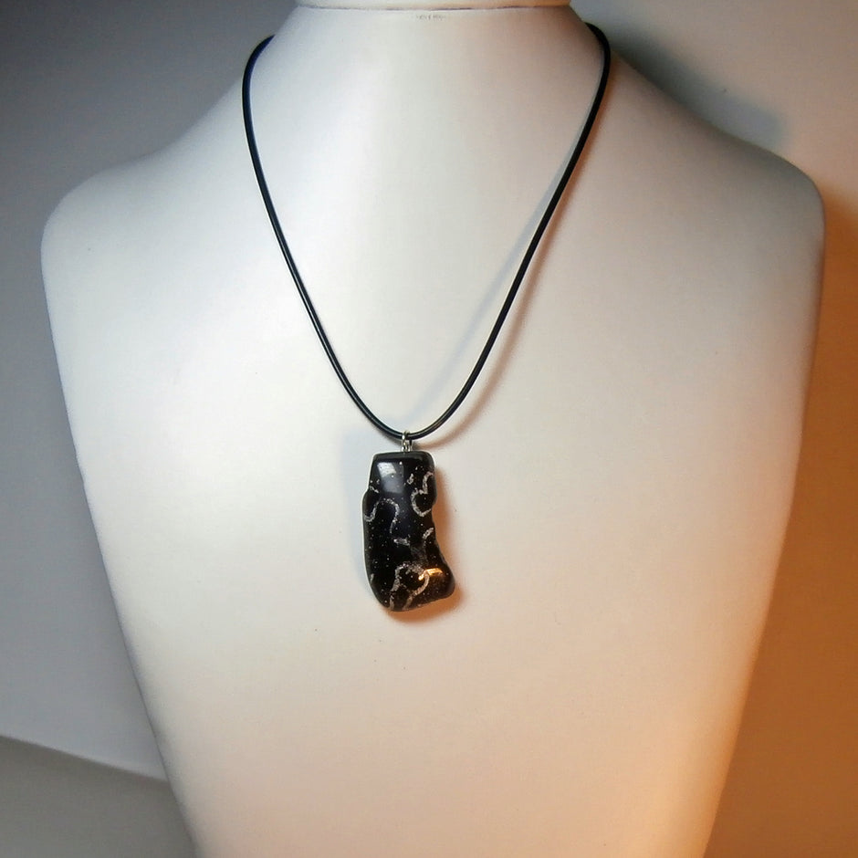 Fossil-Anhänger Moostierchen auf Feuerstein mit Silberöse