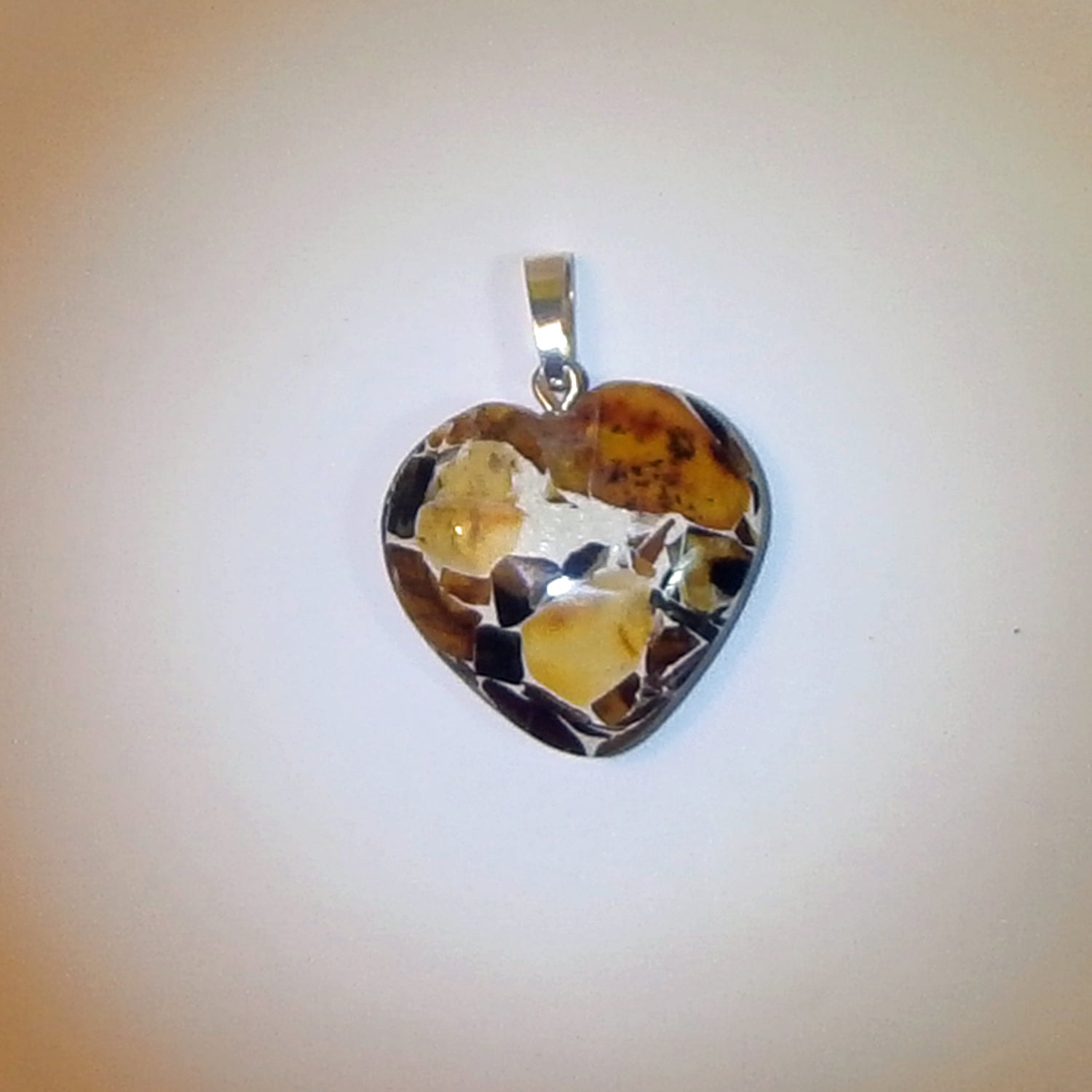 Herz aus Mosaikbernstein mit großer Silberöse