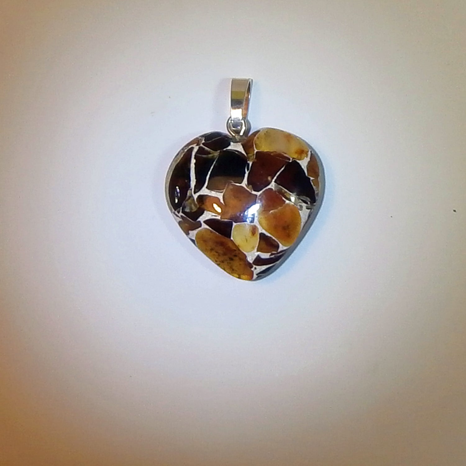 Herz aus Mosaikbernstein mit großer Silberöse