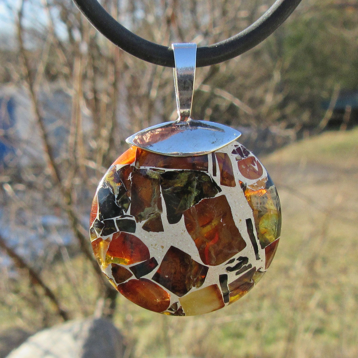 Großer Anhänger aus Mosaikbernstein mit Silberöse