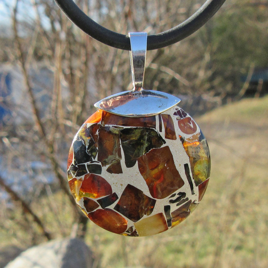 Großer Anhänger aus Mosaikbernstein mit Silberöse