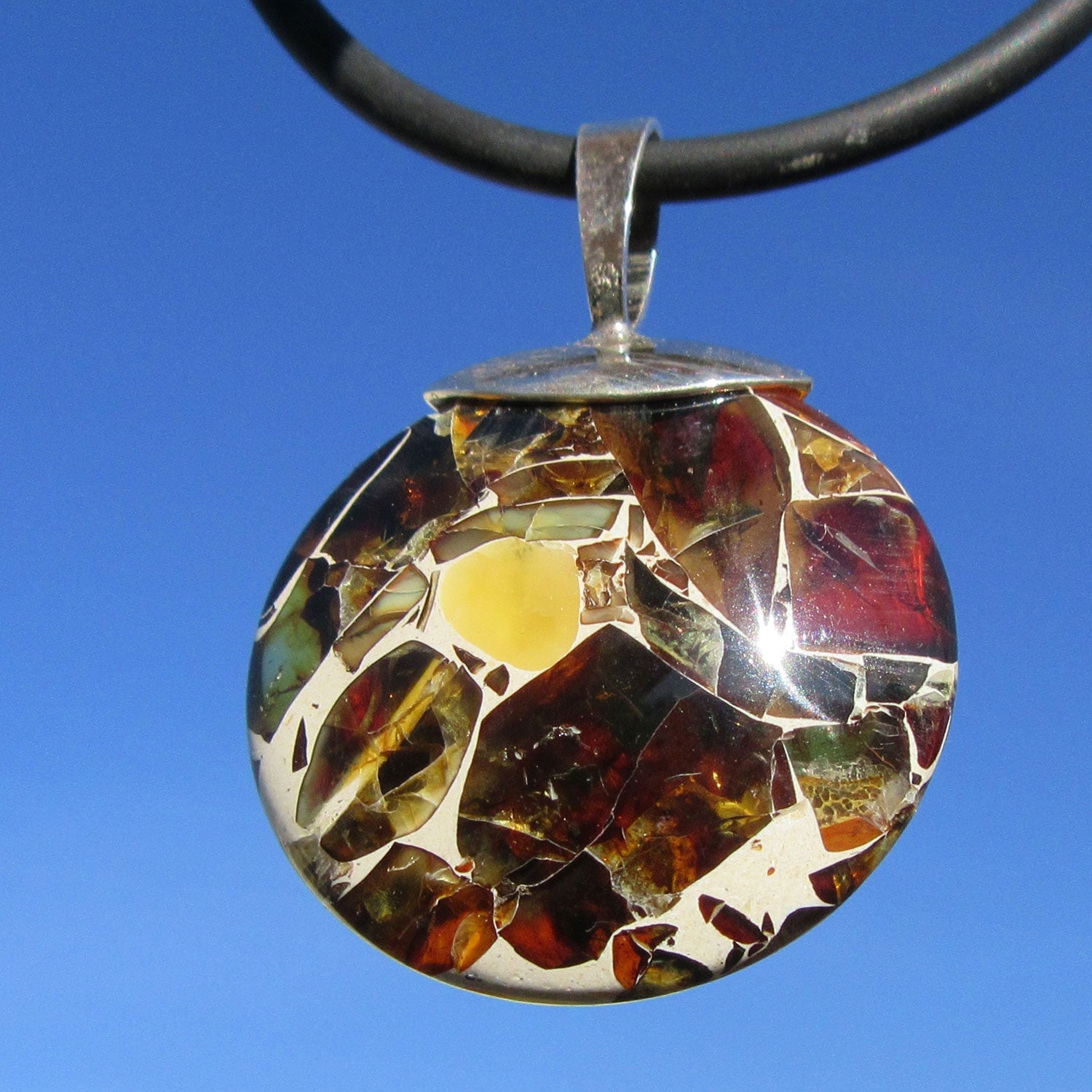 Großer Anhänger aus Mosaikbernstein mit Silberöse