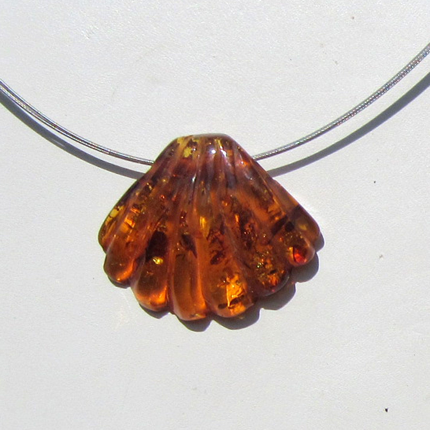 Bernsteinanhänger Muschelform mit Querbohrung, Unikat