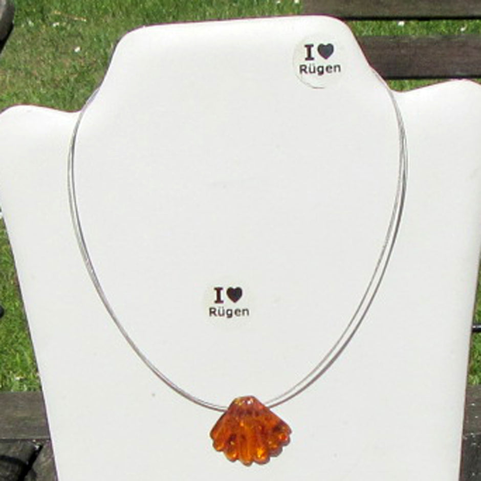Bernsteinanhänger Muschelform mit Querbohrung, Unikat
