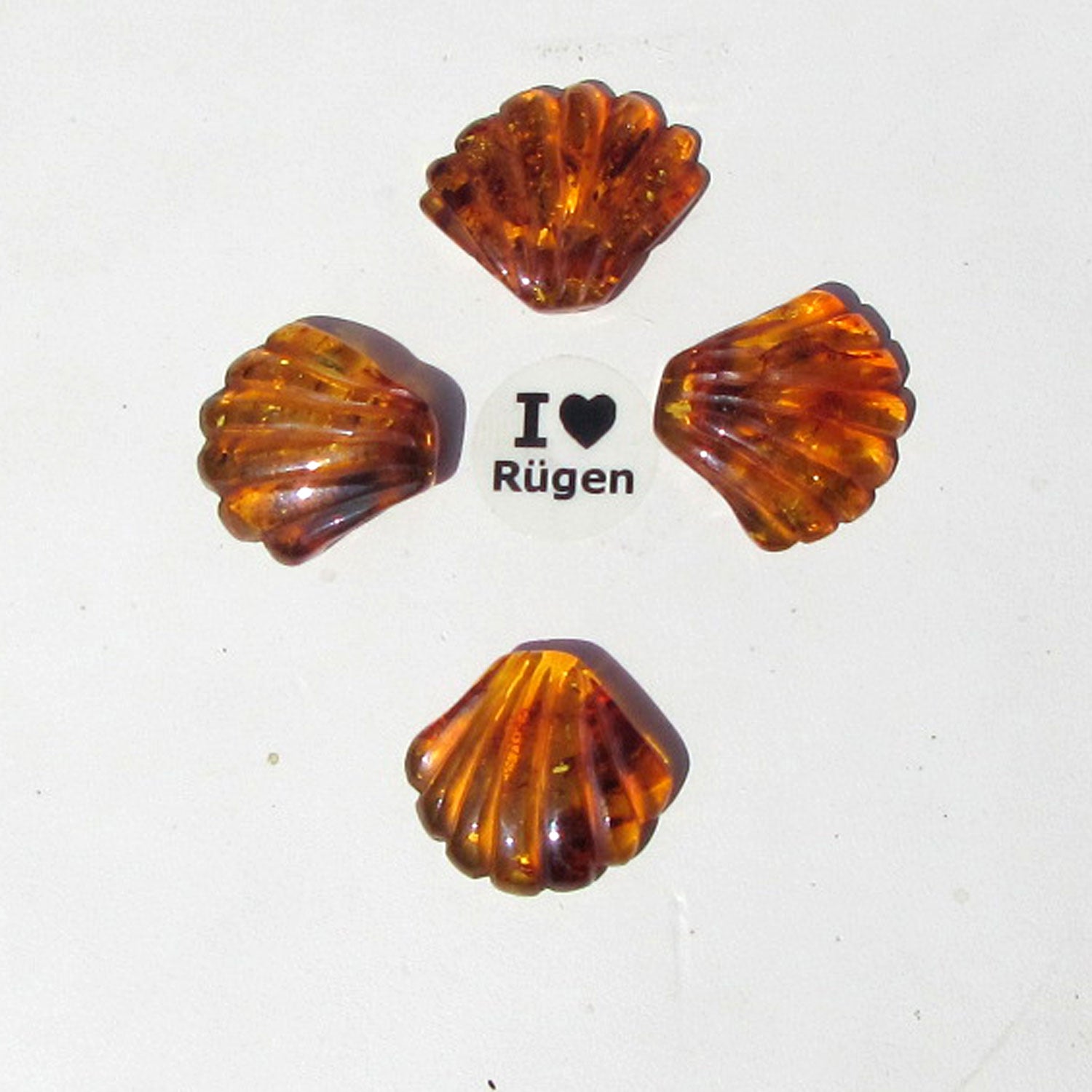 Bernsteinanhänger Muschelform mit Querbohrung, Unikat