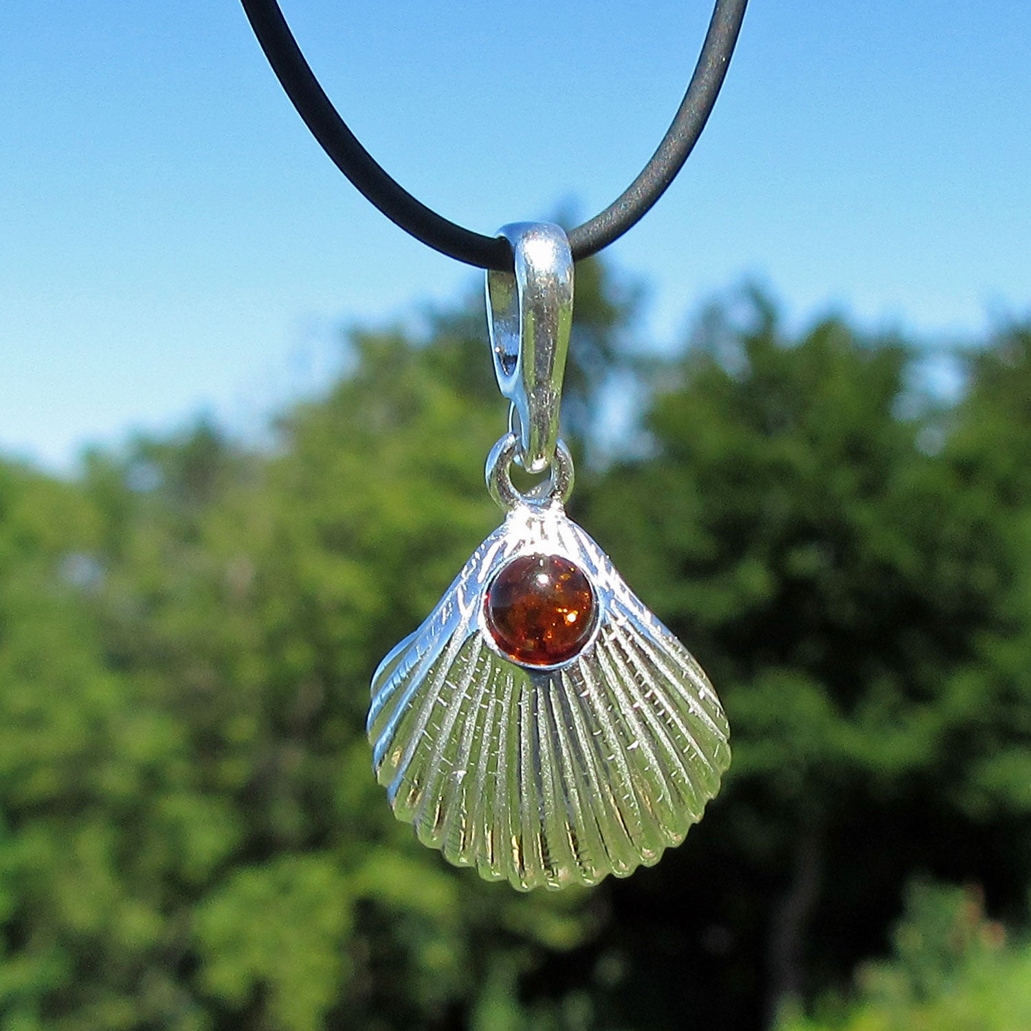 Silberanhänger Muschel mit Bernsteinperle, Unikat