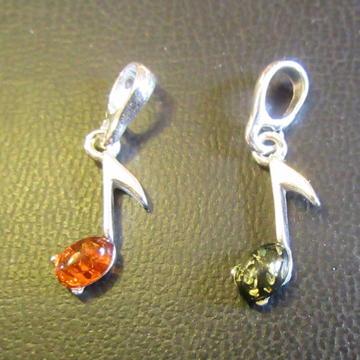 Silberanhänger Note mit Bernsteincabochon, Unikat