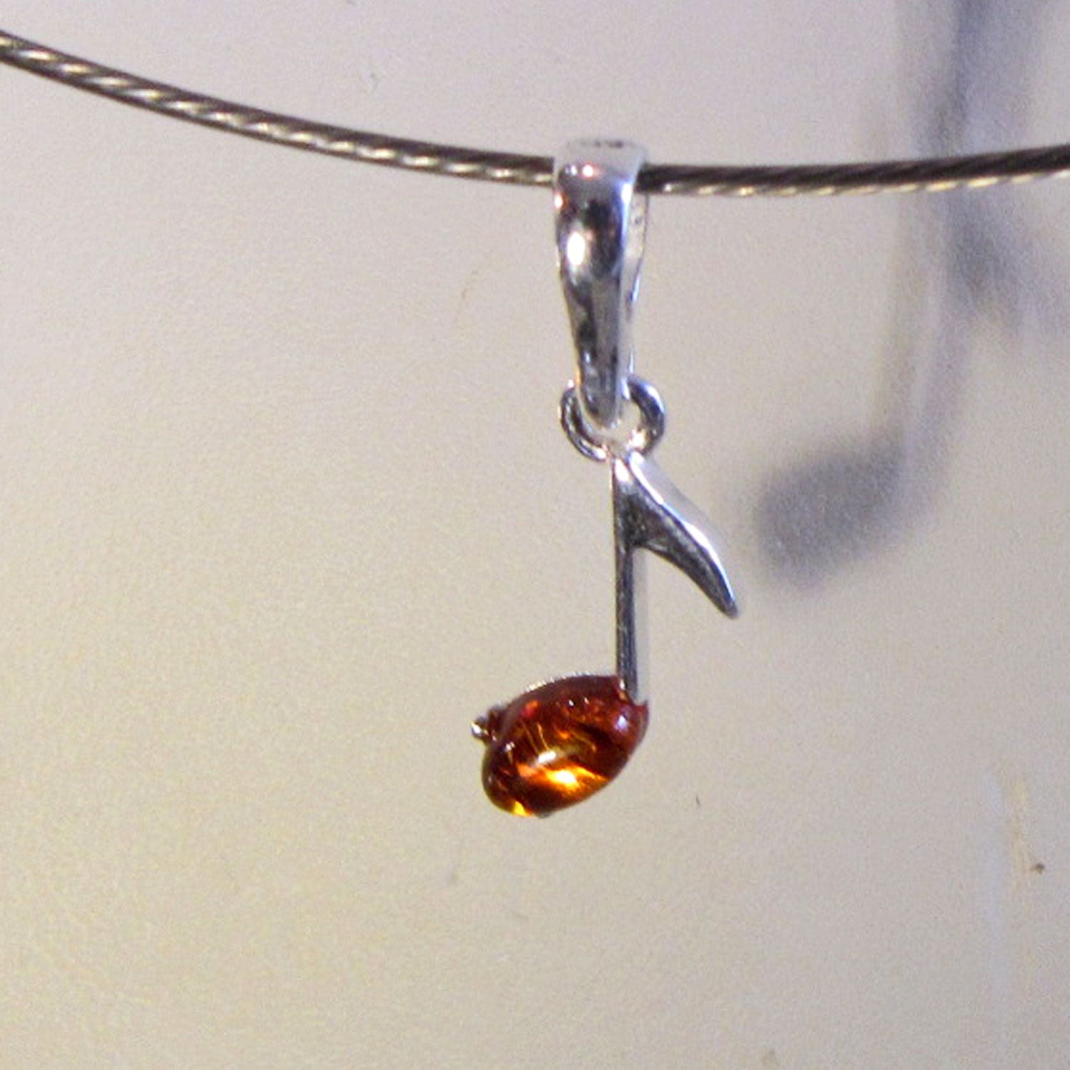 Silberanhänger Note mit Bernsteincabochon, Unikat