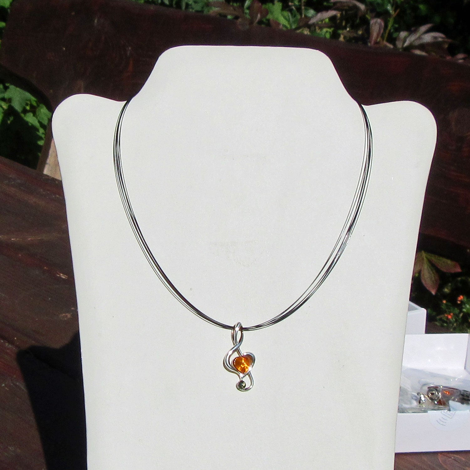 Feiner Silberanhänger mit Bernsteinen als Notenschlüssel